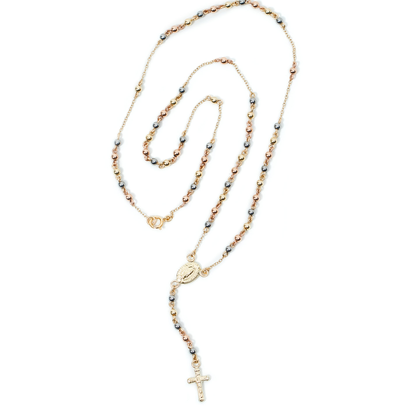 Hermoso Rosario en oro laminado 18k Dorado, Para dama elaborado con bola 3 milimetros. Mide 50 cm de largo y Broche tipo Riaza.Elaborado aplicando tecnicas orfebres y de alambrismo por artesanos expertos. Este precioso accesorio es ideado para uso diario por su alta Resistencia y Durabilidad.