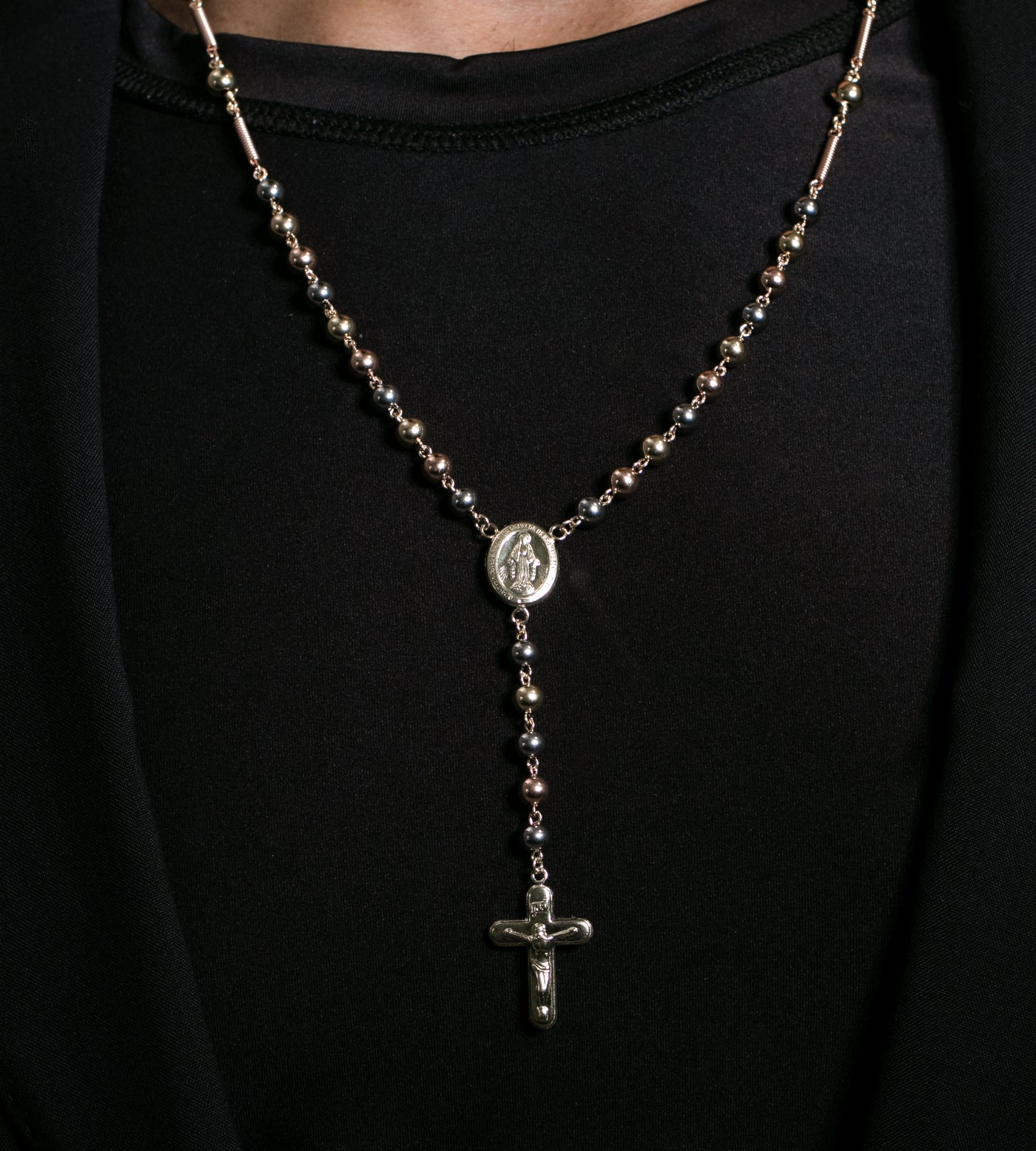 camándula de 5MM, diseñada en una armoniosa combinación de tres tonos que le aportan un estilo único y sofisticado.