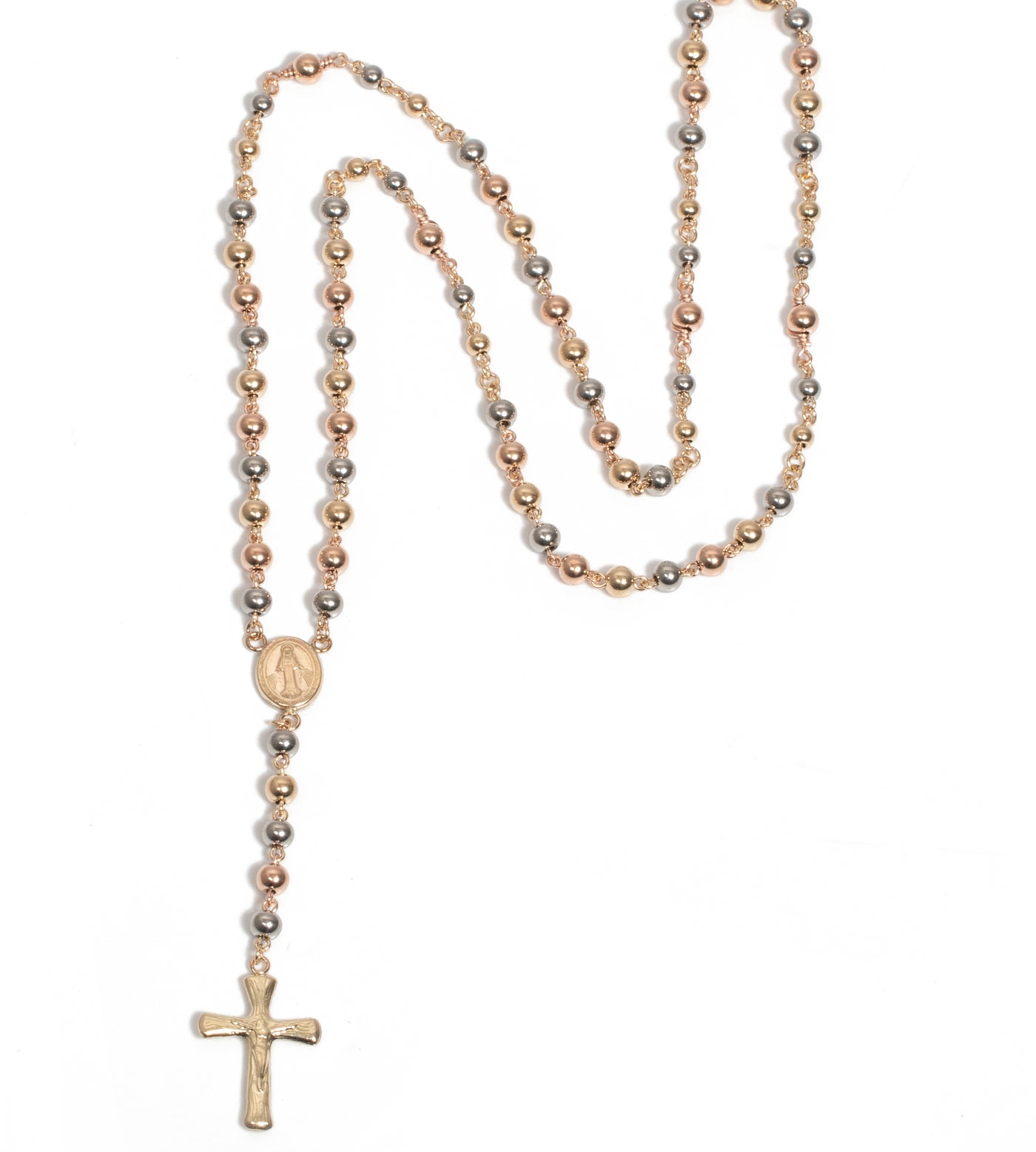 camándula de 5MM, diseñada en una armoniosa combinación de tres tonos que le aportan un estilo único y sofisticado.