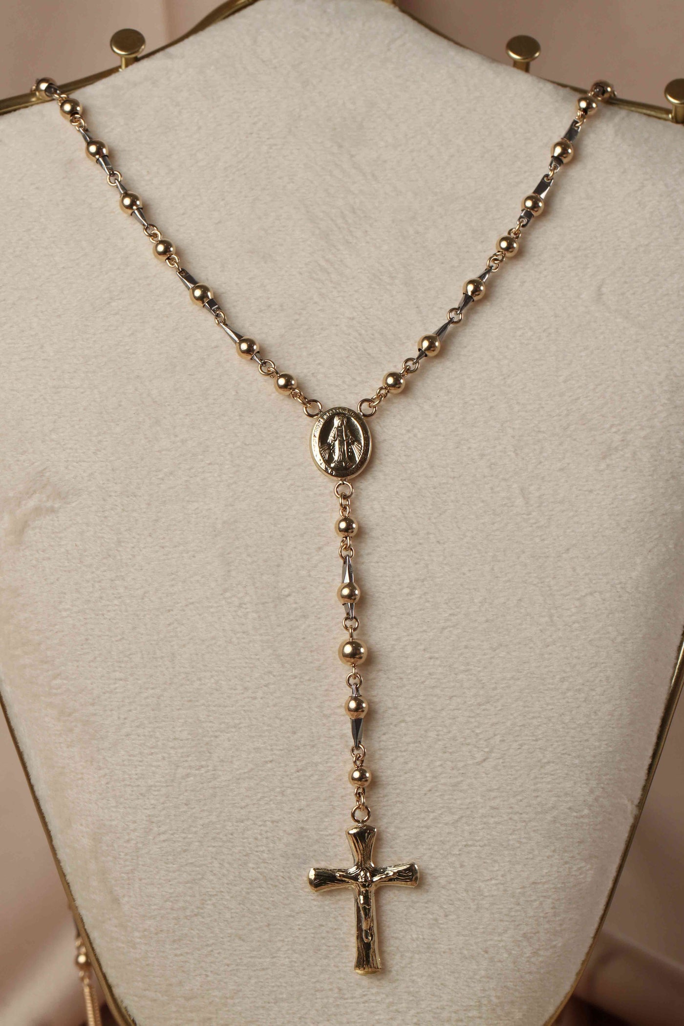Rosario en oro laminado especial en pin dorado