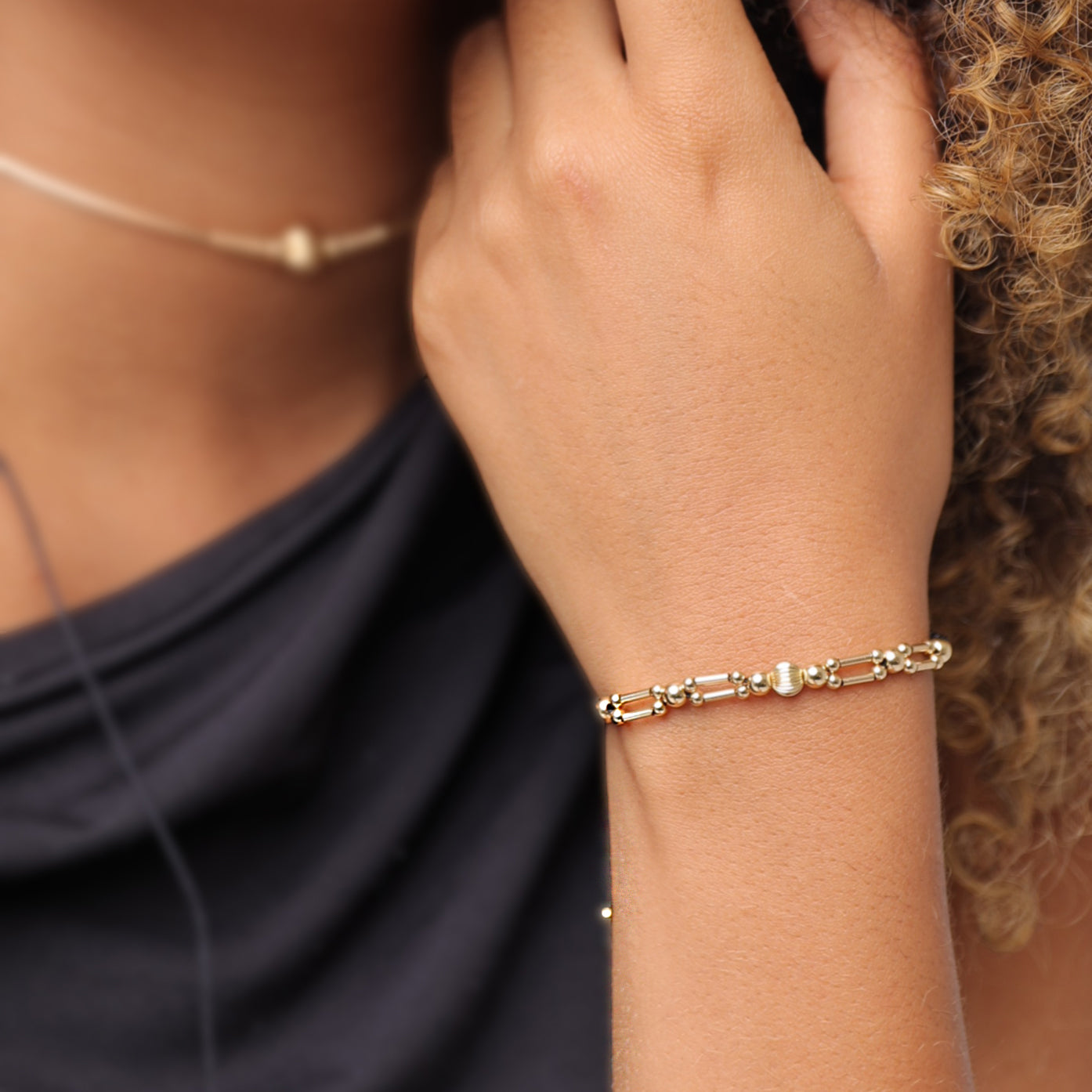 Pulsera tejida rosita oro laminado 18k canutillos