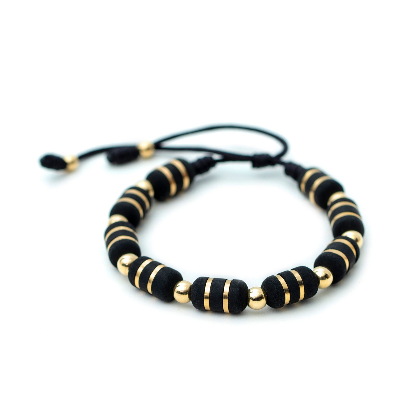 Pulsera en oro laminado 18k Tejida, con balines 5mm&nbsp;y barriles en neopreno con cintas doradas, La calidad de los materiales y técnicas utilizadas logran una pulsera elegante y resistente, diseñada para durar por años.