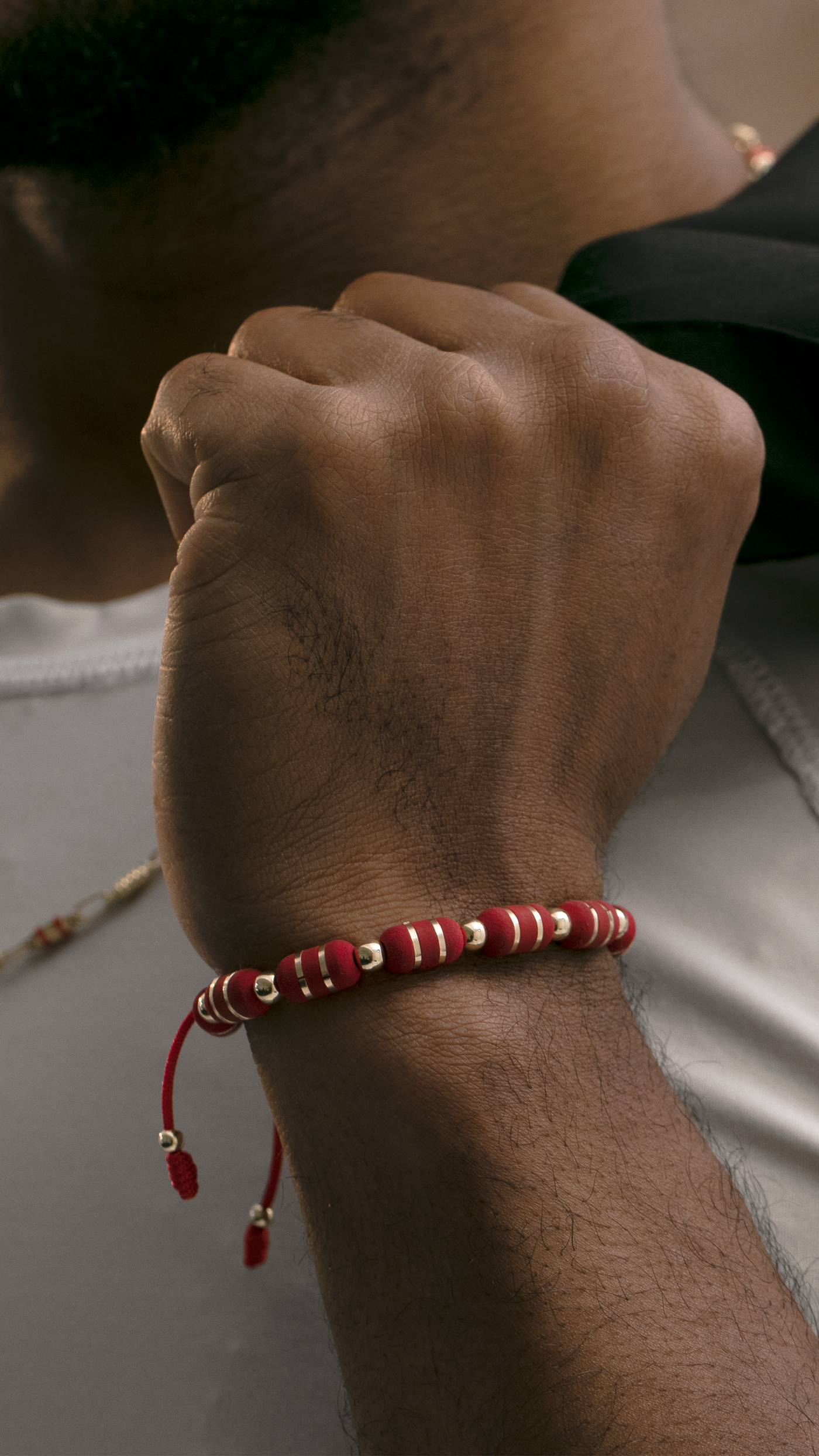 Pulsera en oro laminado 18k Tejida, con balines 5mm&nbsp;y barriles en neopreno con cintas doradas, La calidad de los materiales y técnicas utilizadas logran una pulsera elegante y resistente, diseñada para durar por años.