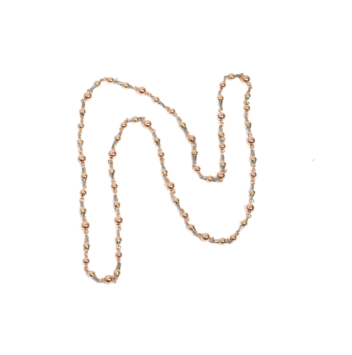 Collar artesanal de oro 18k laminado con bolas laminadas rosadas de 5mm y 4mm doradas. Acompañadas por pinos de acero 316L. Todo el proceso es elaborado por manos artesanales expertas en técnica de alambrismo y ensamble.