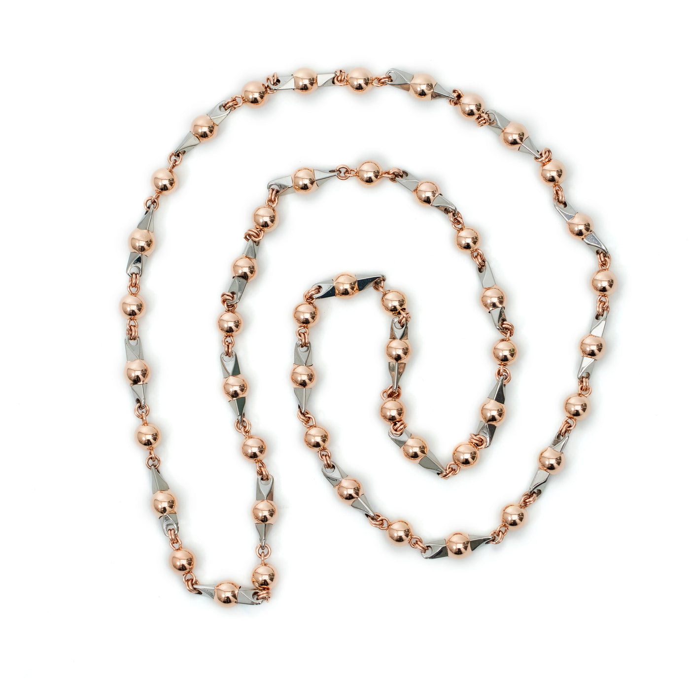 Collar artesanal en oro laminado 18K con bolas laminadas rosadas 6mm. Acompañadas por pines de acero 316L. Todo el proceso es elaborado por manos&nbsp; expertas en tecnica de alambrismo y ensamble.