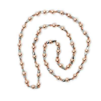 Collar artesanal en oro laminado 18K con bolas laminadas rosadas 6mm. Acompañadas por pines de acero 316L. Todo el proceso es elaborado por manos&nbsp; expertas en tecnica de alambrismo y ensamble.