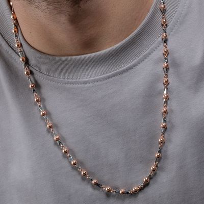 Collar artesanal en oro laminado 18K con bolas laminadas rosadas 6mm. Acompañadas por pines de acero 316L. Todo el proceso es elaborado por manos&nbsp; expertas en tecnica de alambrismo y ensamble.