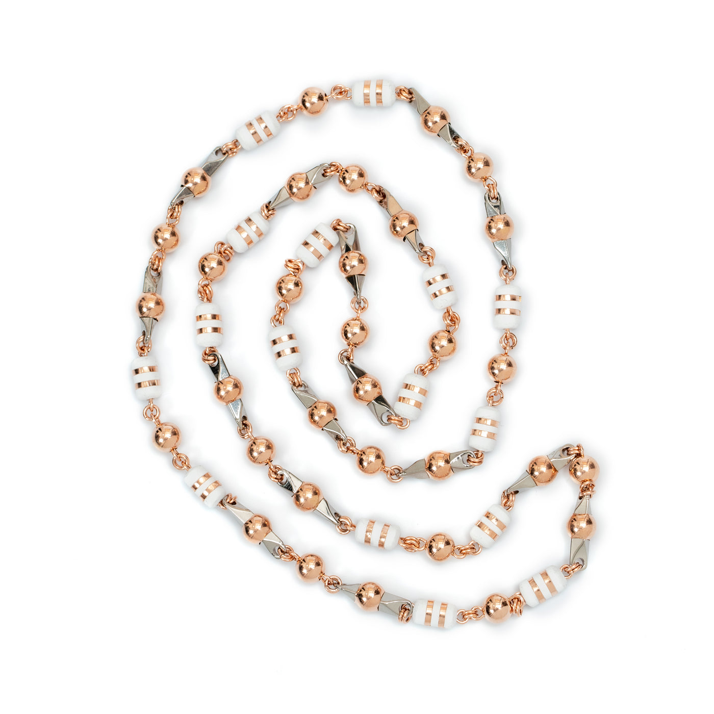 Collar exclusivo the beads, tipo pin. Elaborado con oro laminado 18k&nbsp; bolas&nbsp; 6mm Rosadas las cuales se le hace técnica de alambrismo artesanal y también se incrustan en pin de acero de joyería 316L, se acompaña todo esto con barriles de neoprenos argollados con cinta laminada.