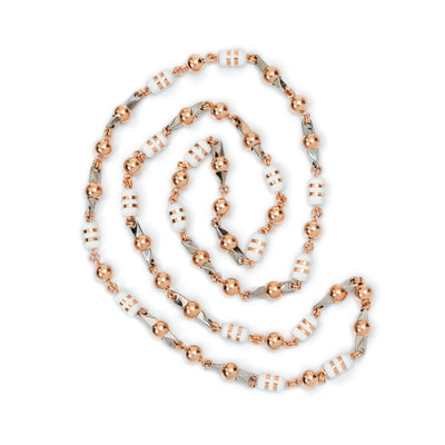 Collar exclusivo the beads, tipo pin. Elaborado con oro laminado 18k&nbsp; bolas&nbsp; 6mm Rosadas las cuales se le hace técnica de alambrismo artesanal y también se incrustan en pin de acero de joyería 316L, se acompaña todo esto con barriles de neoprenos argollados con cinta laminada.