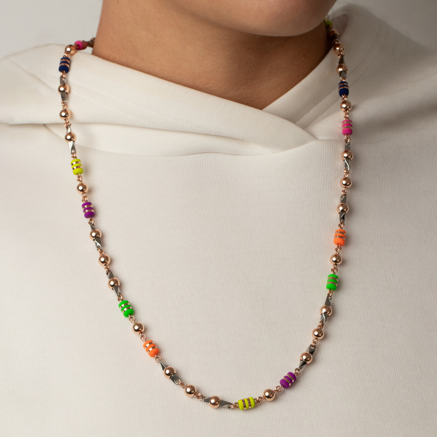 Collar exclusivo the beads, tipo pin. Elaborado con oro laminado 18k&nbsp; bolas&nbsp; 6mm Rosadas las cuales se le hace técnica de alambrismo artesanal y también se incrustan en pin de acero de joyería 316L, se acompaña todo esto con barriles de neoprenos argollados con cinta laminada.