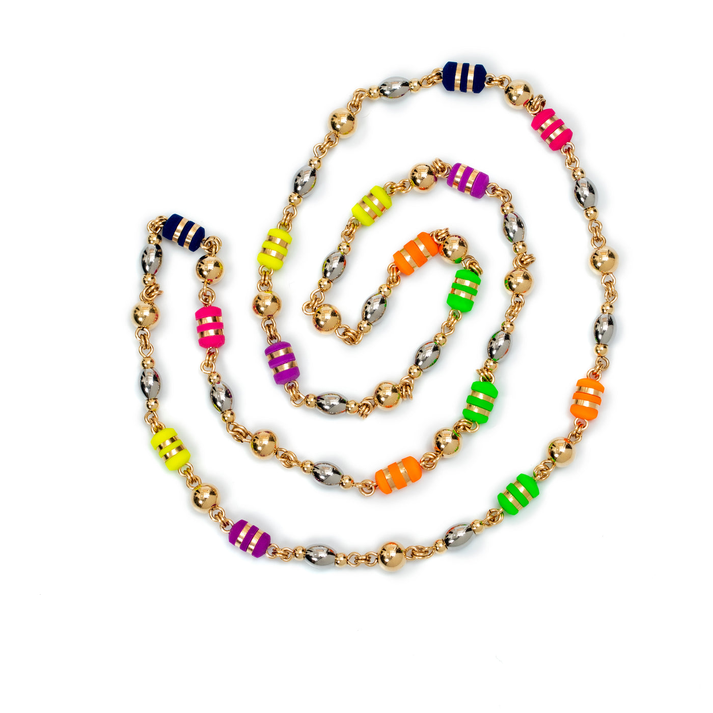 Collar exclusivo the beads, elaborado con bolas laminadas 18k de N6 mm doradas las cuales se le hace técnica de alambrado artesanal primero de óvalo de acero 316L con acabado de alta calidad, el cual le da la apariencia de oro blanco,&nbsp;se acompaña todo esto con barriles de neoprenos argollados con cinta laminada.