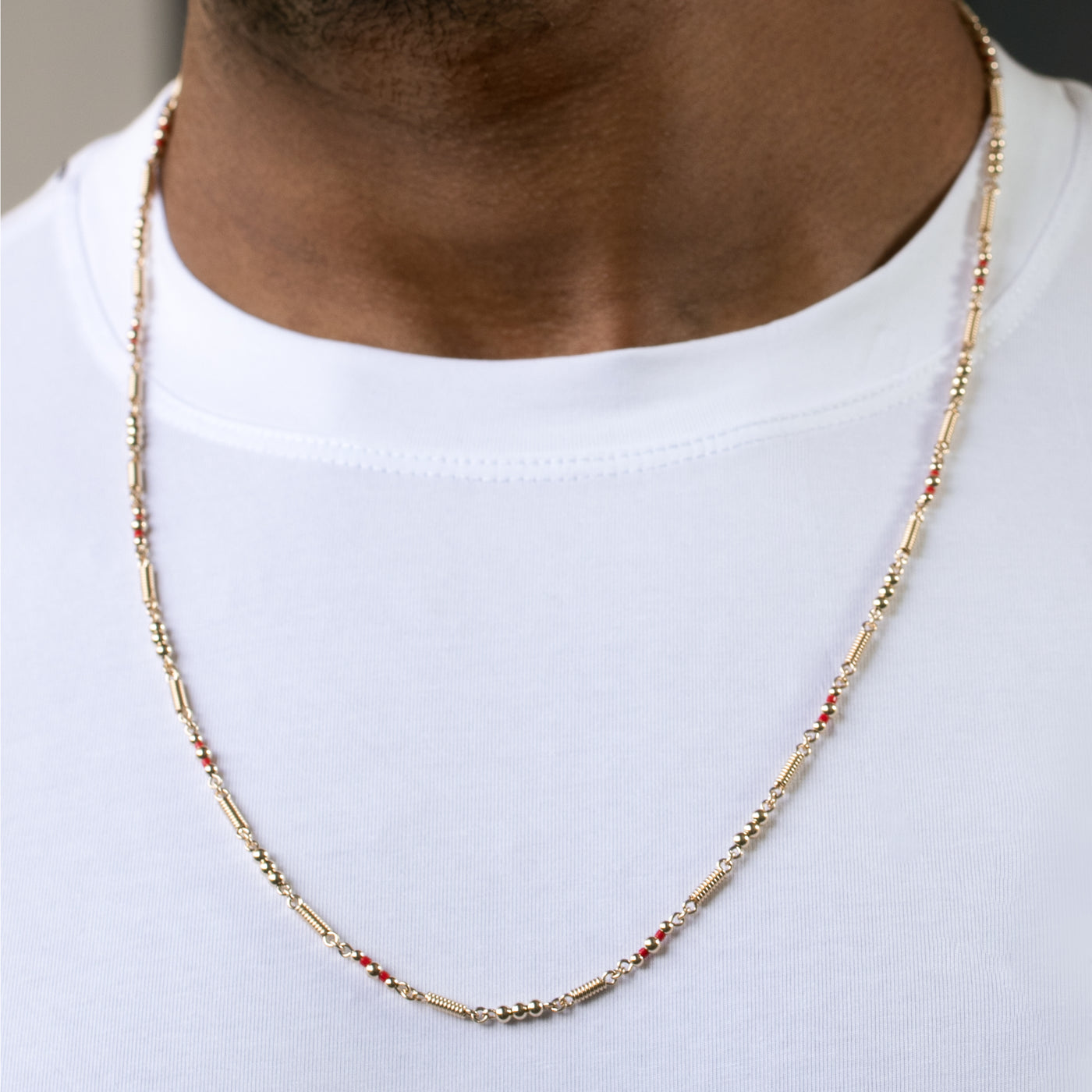 Collar en oro laminado&nbsp; 18k dorado 3mm con tornillos artesanales realizados con alambre&nbsp; dorado,&nbsp; acompañado de pequeños canutillos de miyuki para brindarle colorido. elaborado con técnicas orfebres por artesanos expertos en el arte.