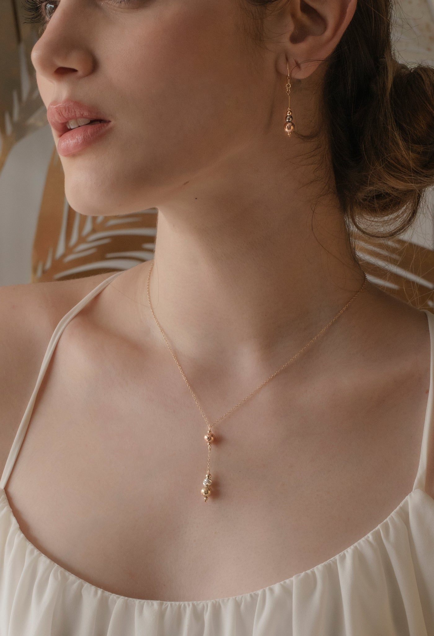 COLLAR ORO LAMINADO 18k ESPECIAL EN ORO LAMINADO 18k TRES TONOS CON ESFERA DE PLATA DIAMANTADA EN SU DIJE COLGANTE