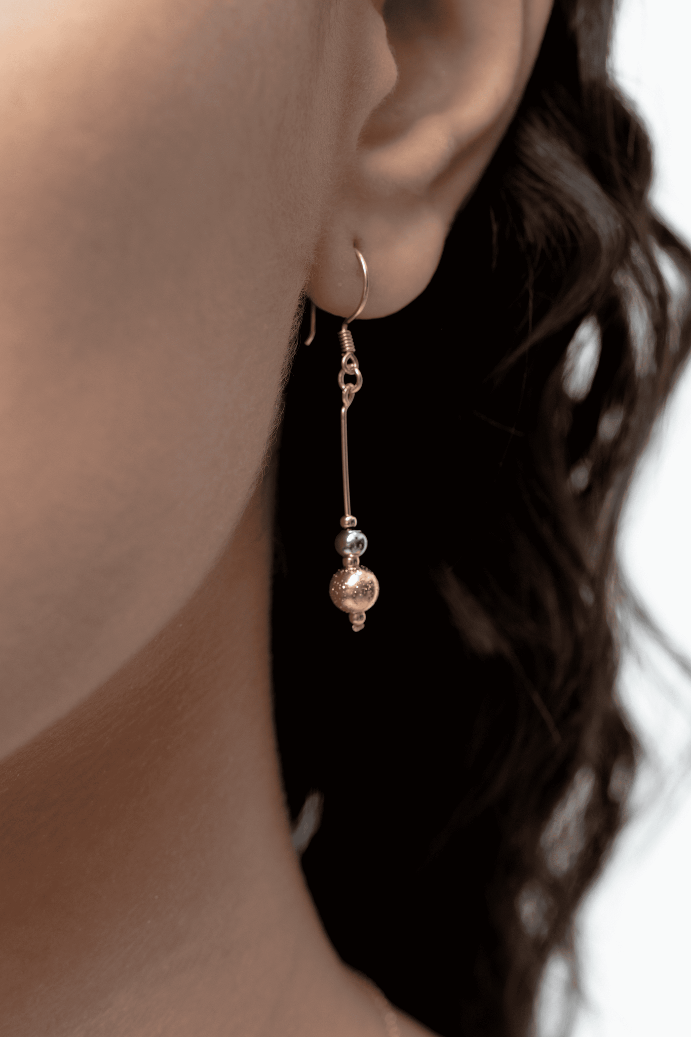 ARETES EN ORO LAMINADO 18k DEGRADÉ CON BOLA DIAMANTADA TRES TONOS