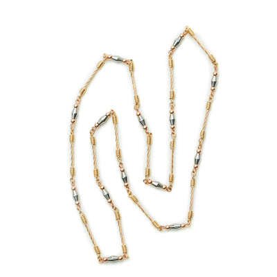 Con un acabado en oro laminado dorado, rosado y acero de primera calidad 316L, esta joya artesanal estilo rústico se crea mediante una técnica de alambrismo de alta joyería. Esto le da un estético toque con los entorches Dorados,Separadores Plateados y las bolas rosadas. Inspirado en la cultura griega, el collar es a 62 cm de longitud e incorpora detalles de las columnas Romanas