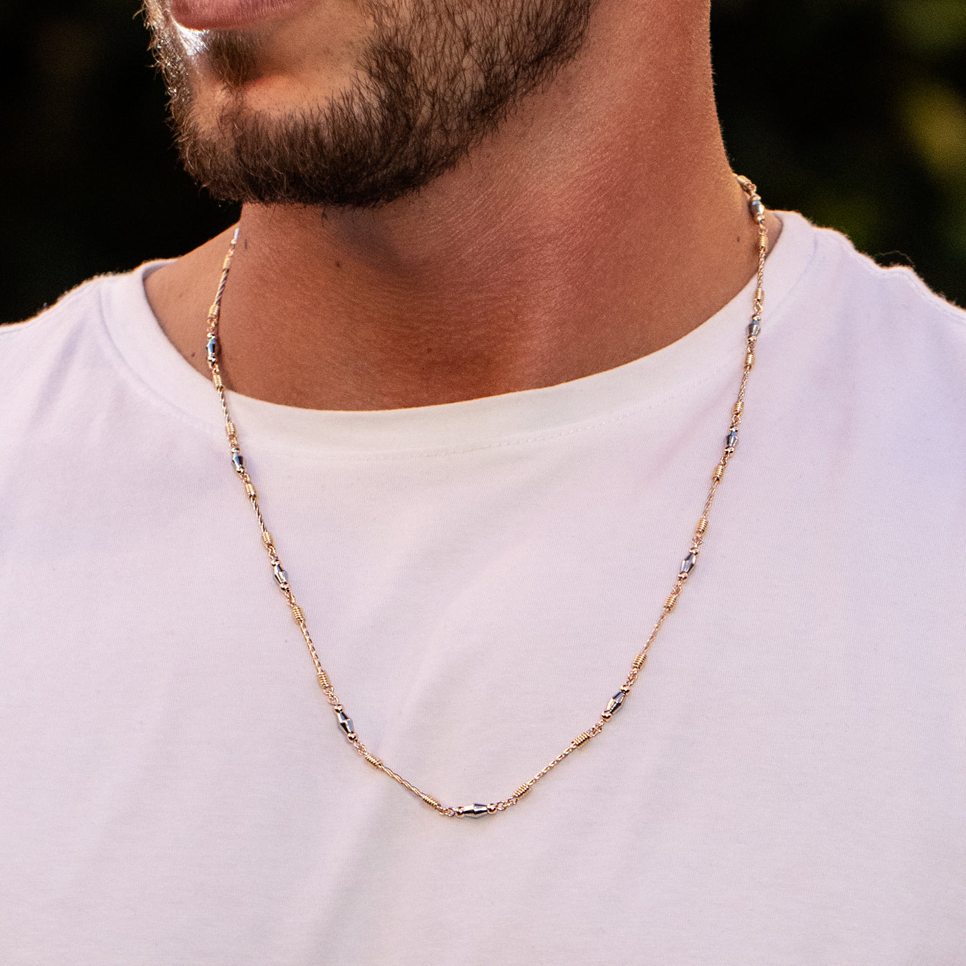 Con un acabado en oro laminado dorado, rosado y acero de primera calidad 316L, esta joya artesanal estilo rústico se crea mediante una técnica de alambrismo de alta joyería. Esto le da un estético toque con los entorches Dorados,Separadores Plateados y las bolas rosadas. Inspirado en la cultura griega, el collar es a 62 cm de longitud e incorpora detalles de las columnas Romanas