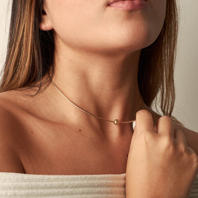 Destaca tu estilo con este shoker de aro entorchado , un diseño cómodo que combina elegancia y detalle artesanal.